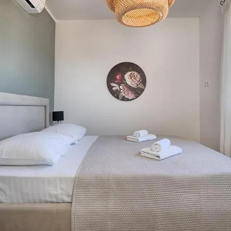 Zsuzsa's Place - Peaceful Sea View Flat Apartment